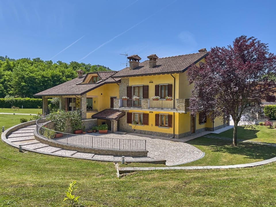 Property building, Day, Natural landscape, Garden, Garden view