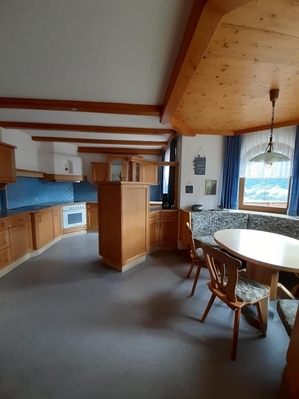 Kitchen or kitchenette, Dining area, minibar, stove