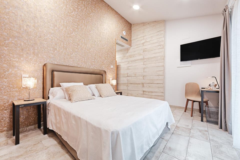 Bed, TV and multimedia, Photo of the whole room, Bedroom