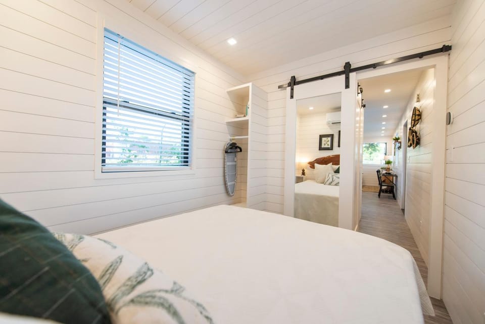 The Woods- Container Tiny House 12 min to Magnolia/Baylor/Downtown House in Rio Grande