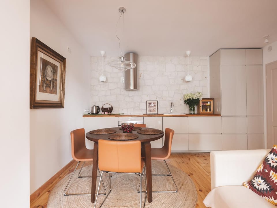 Kitchen or kitchenette, Seating area, Dining area