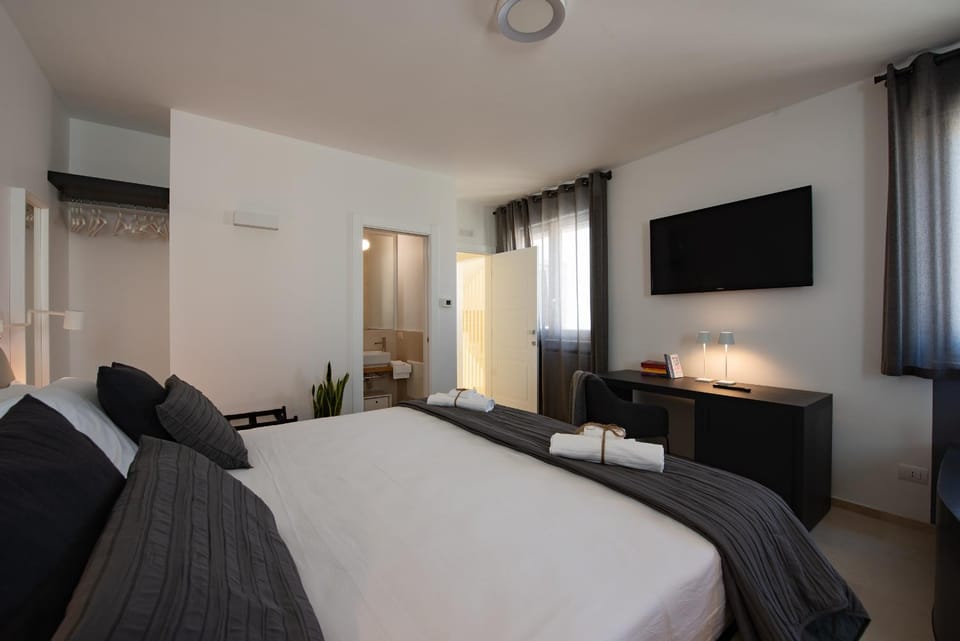 Bed, Bathroom, TV and multimedia, Photo of the whole room, Bedroom