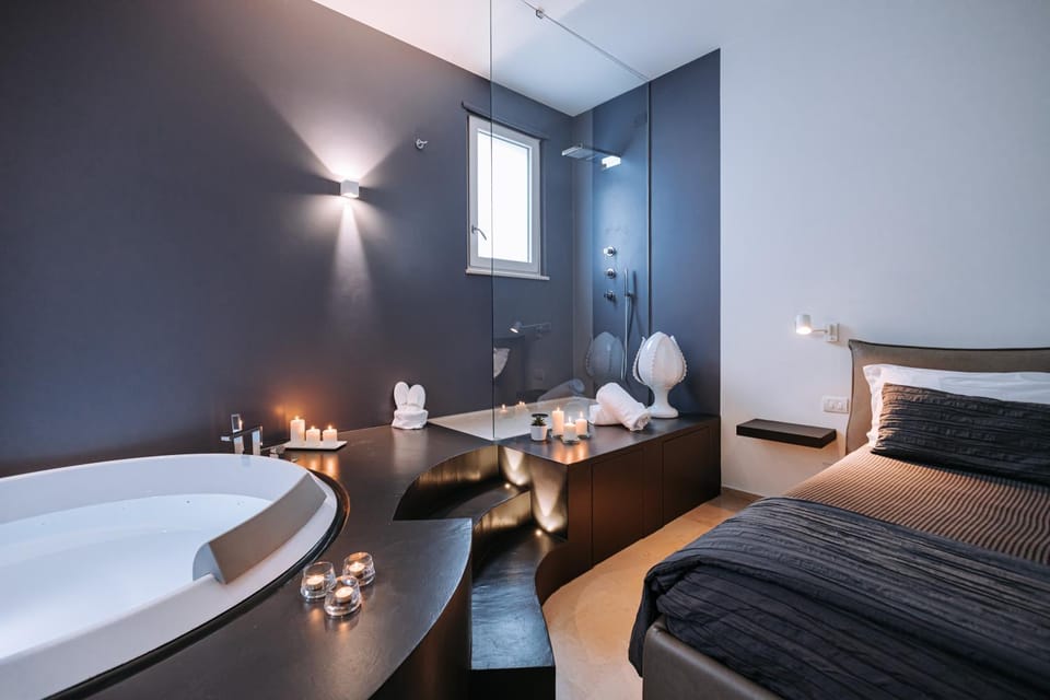 Shower, Bed, Hot Tub, Photo of the whole room, Bedroom, towels
