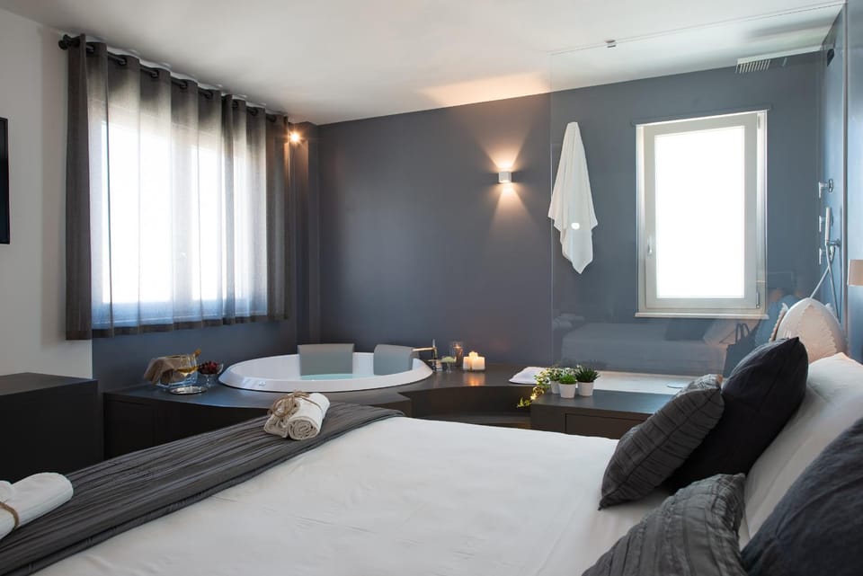 Shower, Bed, Hot Tub, Photo of the whole room, Bedroom, towels