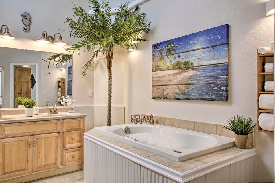 Lakeview Retreat w/ Fireplace, Spa Tub & Balcony Apartment in Washington