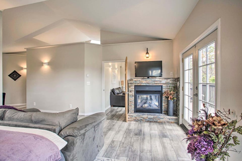Lakeview Retreat w/ Fireplace, Spa Tub & Balcony Apartment in Washington