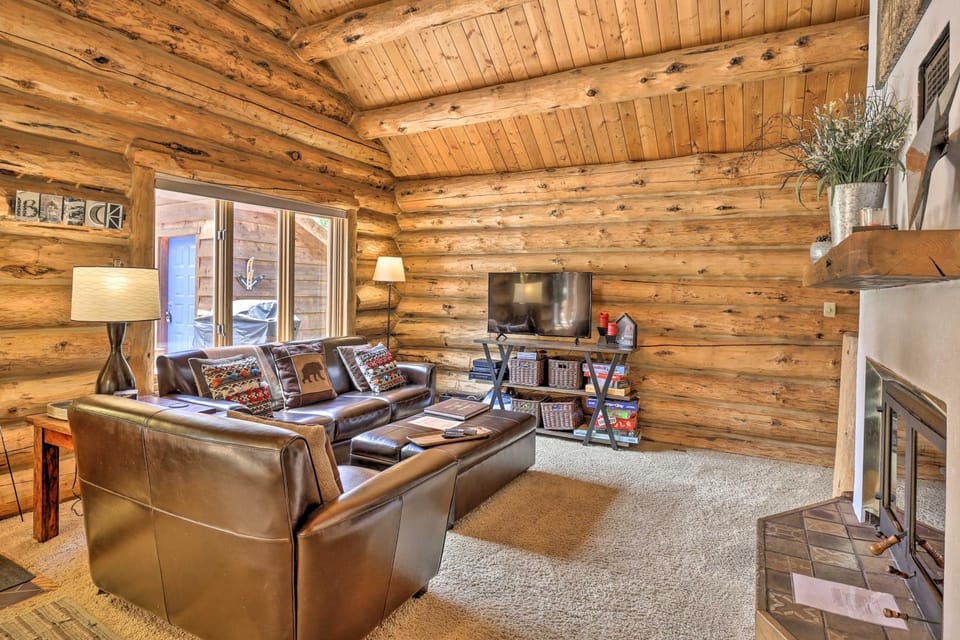 8 Mi to Gondola: Cozy Breckenridge Cabin w/ Deck! Cabin in Summit County