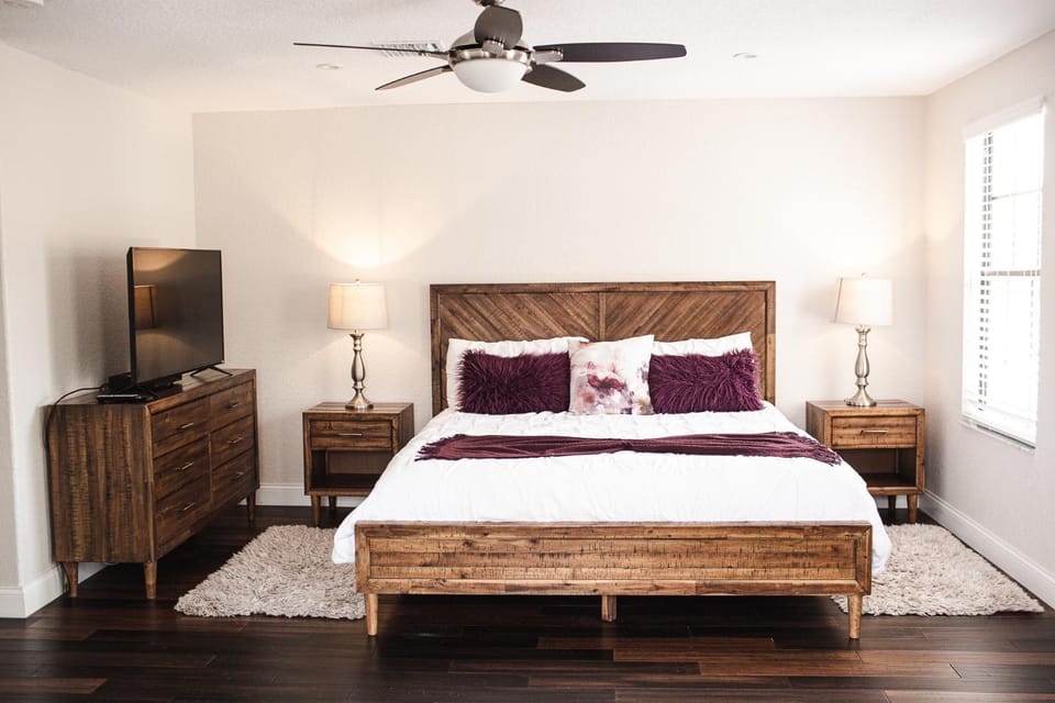 Bed, TV and multimedia, Bedroom