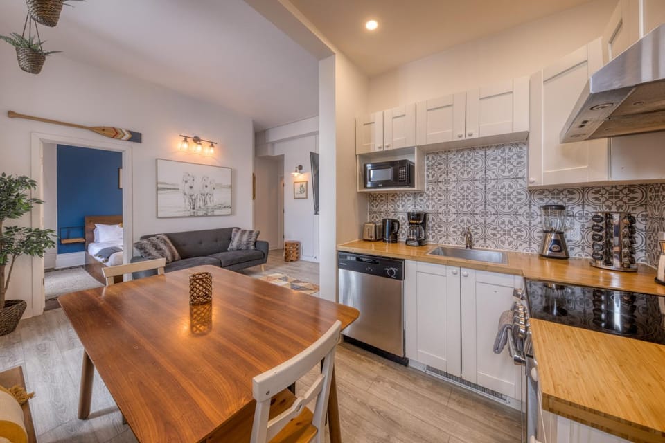 North House - Des Remparts- 2-bed with great views, terrace Apartment in Quebec City