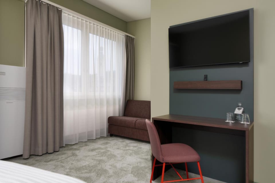 Bed, TV and multimedia, Seating area