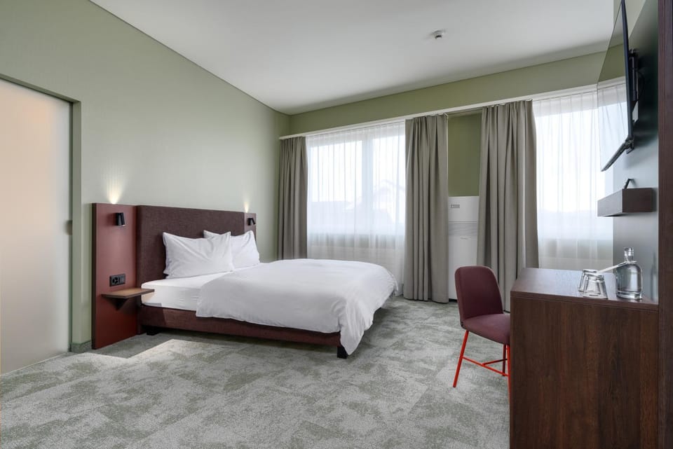 Bed, TV and multimedia, Photo of the whole room, Evening entertainment, Bedroom, hair dresser