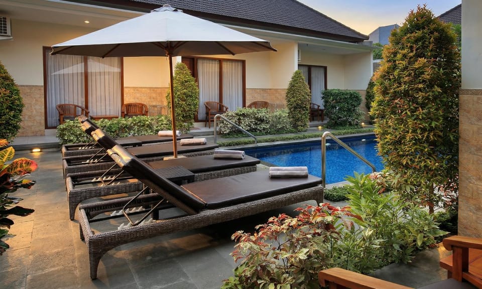 Seating area, Swimming pool, sunbed