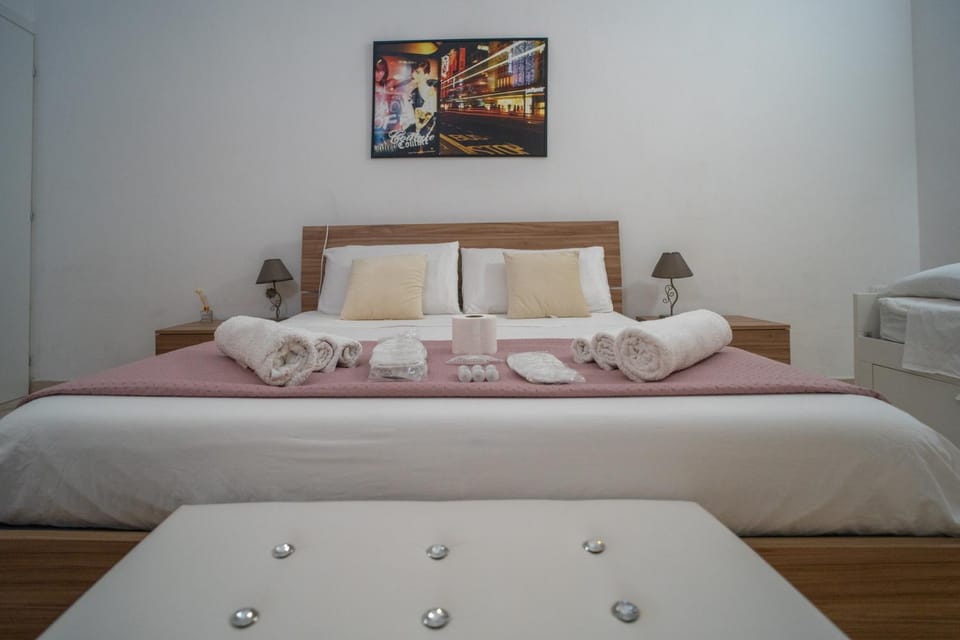 Bed, Photo of the whole room, Bedroom, towels