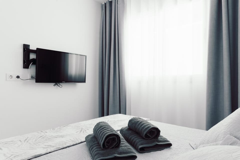 Bed, TV and multimedia, Bedroom