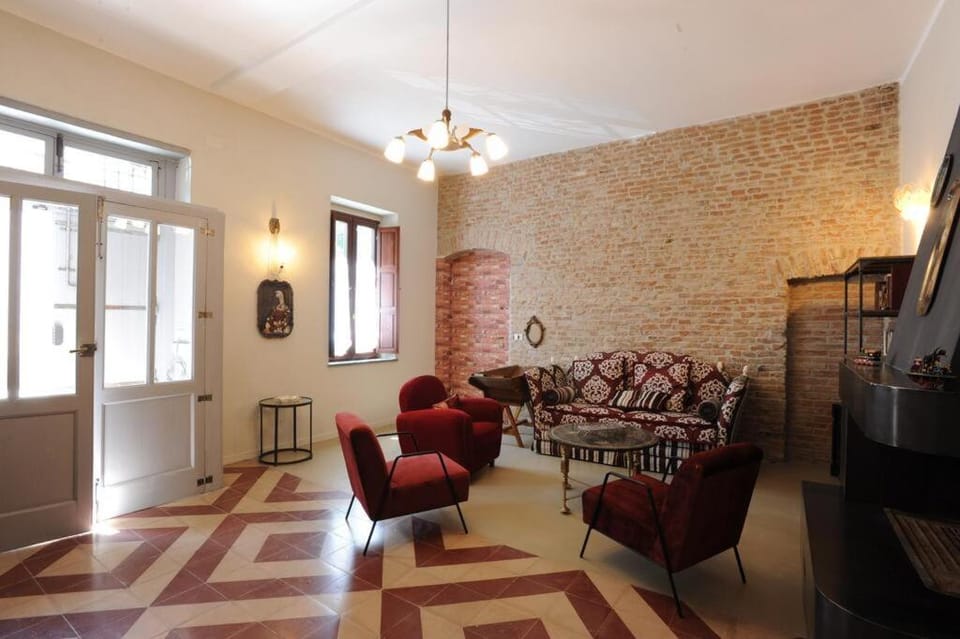 Seating area, Internal: Not applicable to any particular room