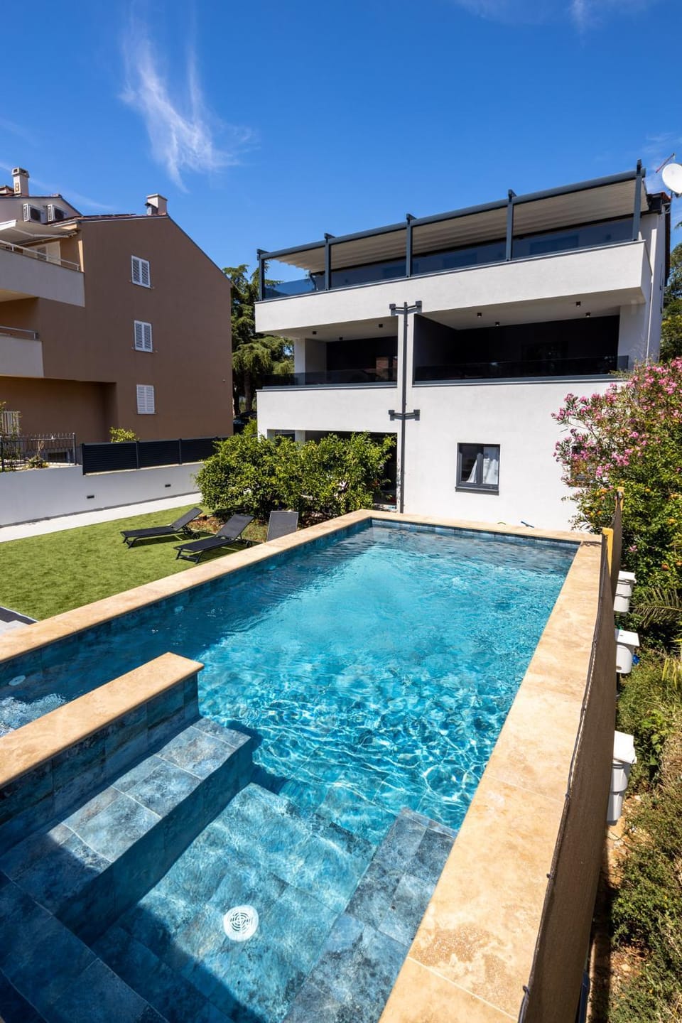 Property building, Day, Pool view, Swimming pool