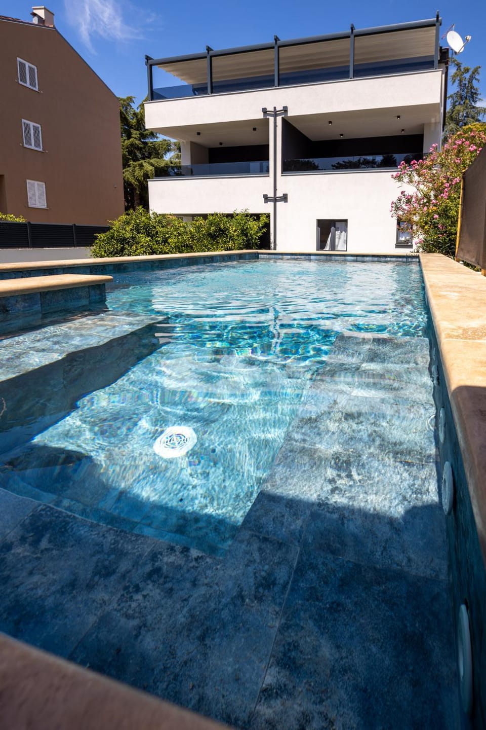 Property building, Day, Pool view, Swimming pool