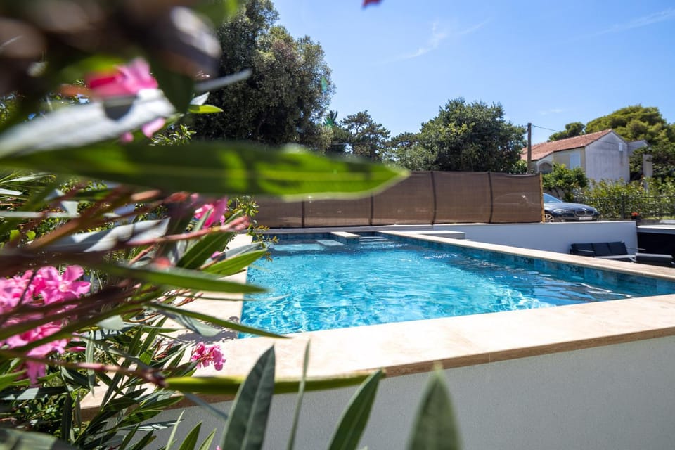Day, Garden, Garden view, Pool view, Swimming pool, Parking, sunbed