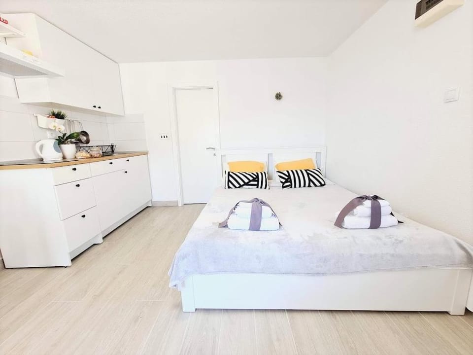 Waterfront studio overlooking The Old city Apartment in Korčula