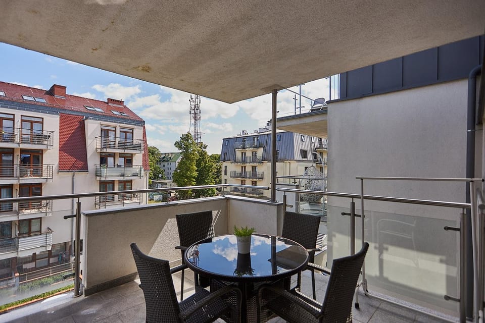 Property building, Day, Balcony/Terrace