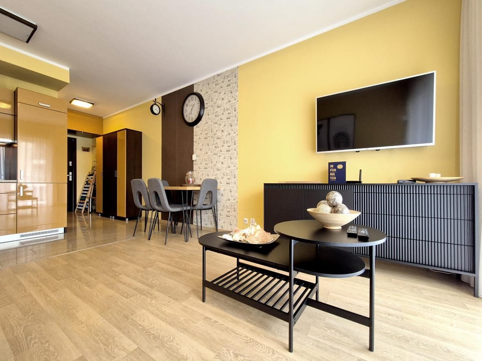 TV and multimedia, Kitchen or kitchenette, Living room, Seating area, Dining area