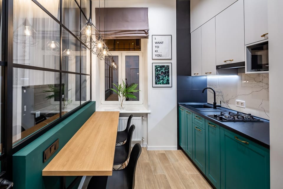 Kitchen or kitchenette, Dining area