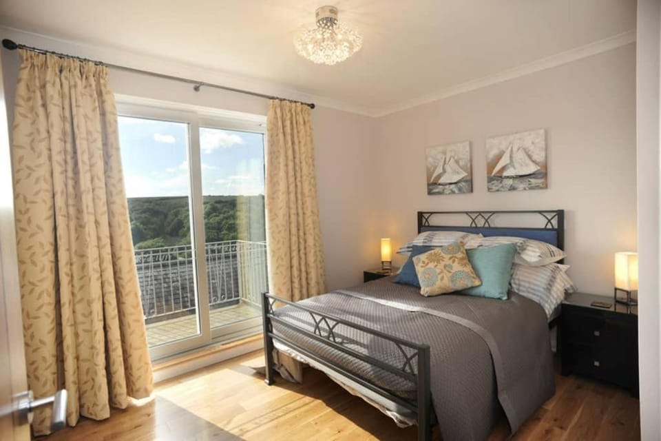 Bed, Photo of the whole room, Bedroom, Mountain view, River view, Sea view
