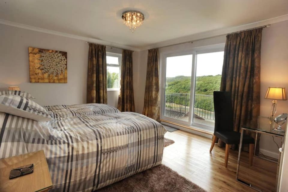 Bed, Photo of the whole room, Bedroom, Mountain view, River view, Sea view