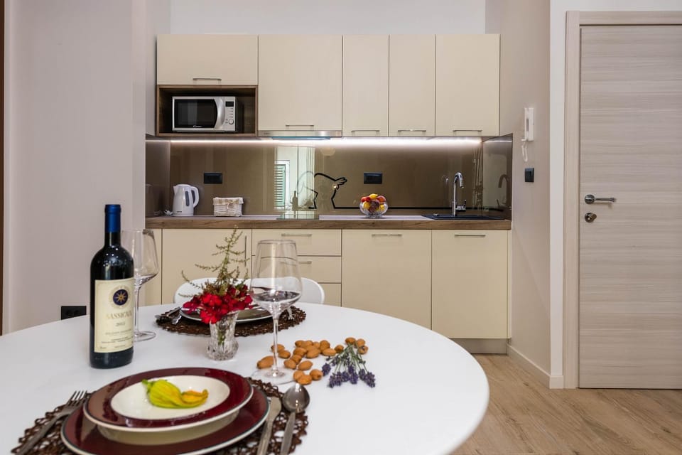 Kitchen or kitchenette, Dining area