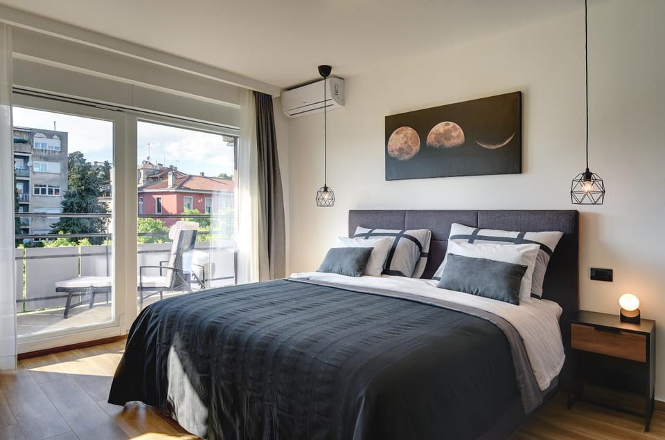 Bed, Balcony/Terrace, Photo of the whole room, Decorative detail, Bedroom