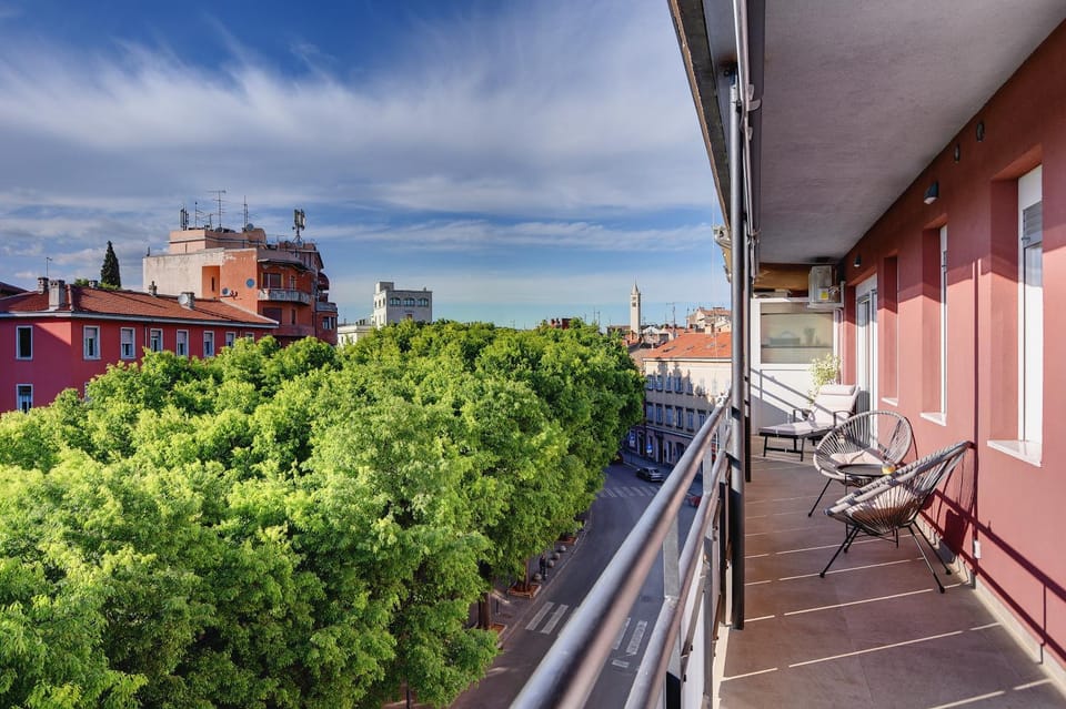 Property building, Neighbourhood, Balcony/Terrace, City view, Street view