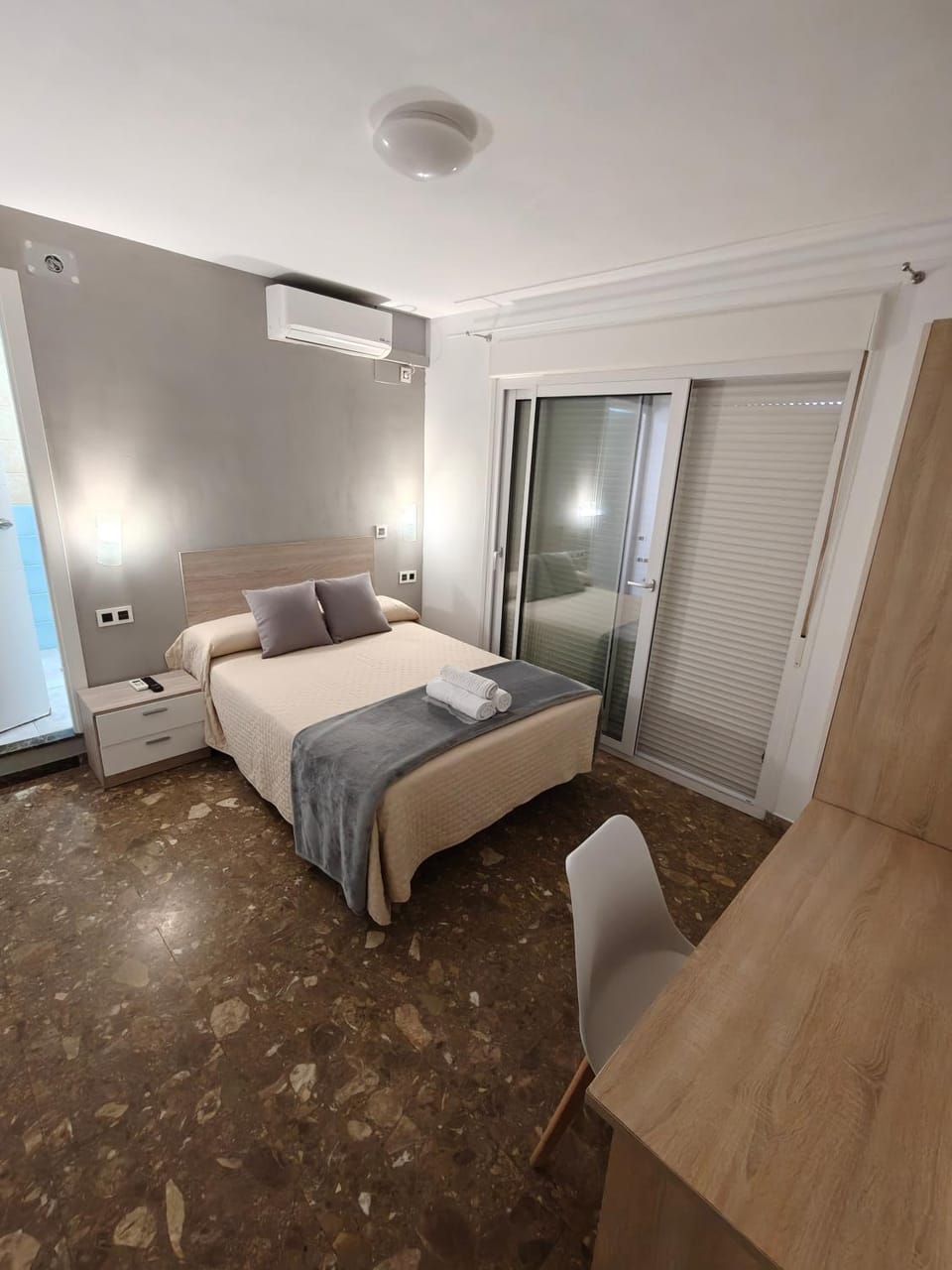 Bed, Photo of the whole room, Bedroom