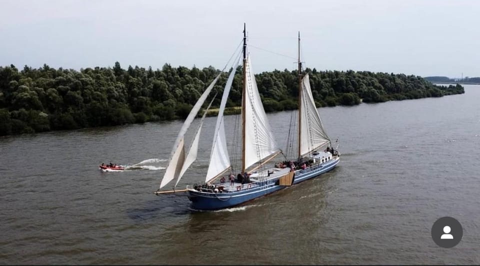 Zeilschip De Hester Bed and Breakfast in Flevoland, Netherlands