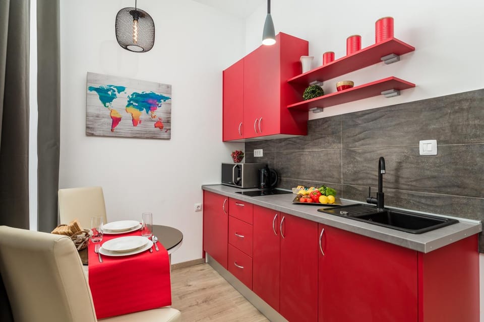 Kitchen or kitchenette, Dining area