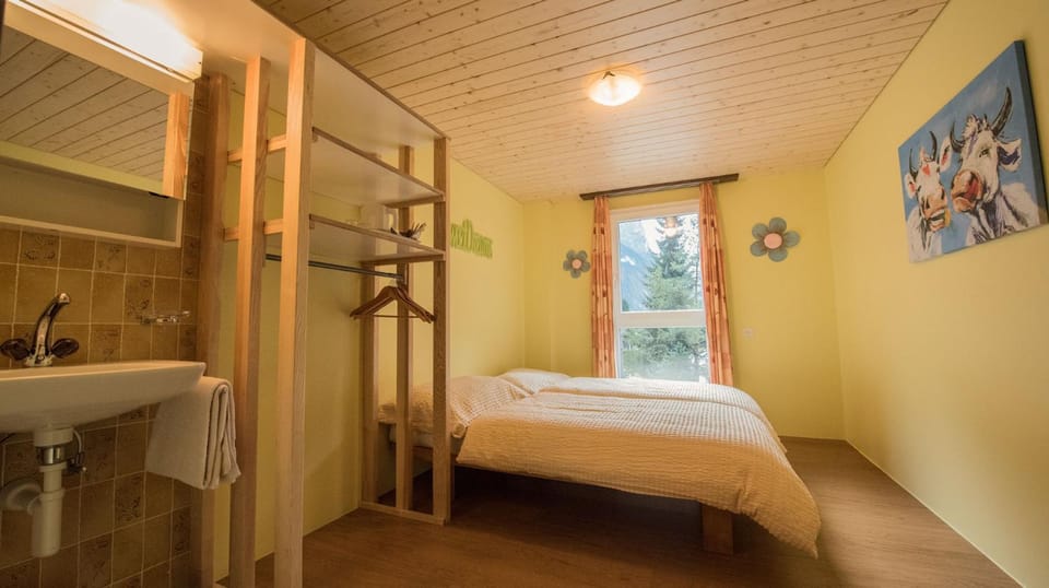 Bed, Photo of the whole room, Decorative detail, Decorative detail, Bedroom, Mountain view