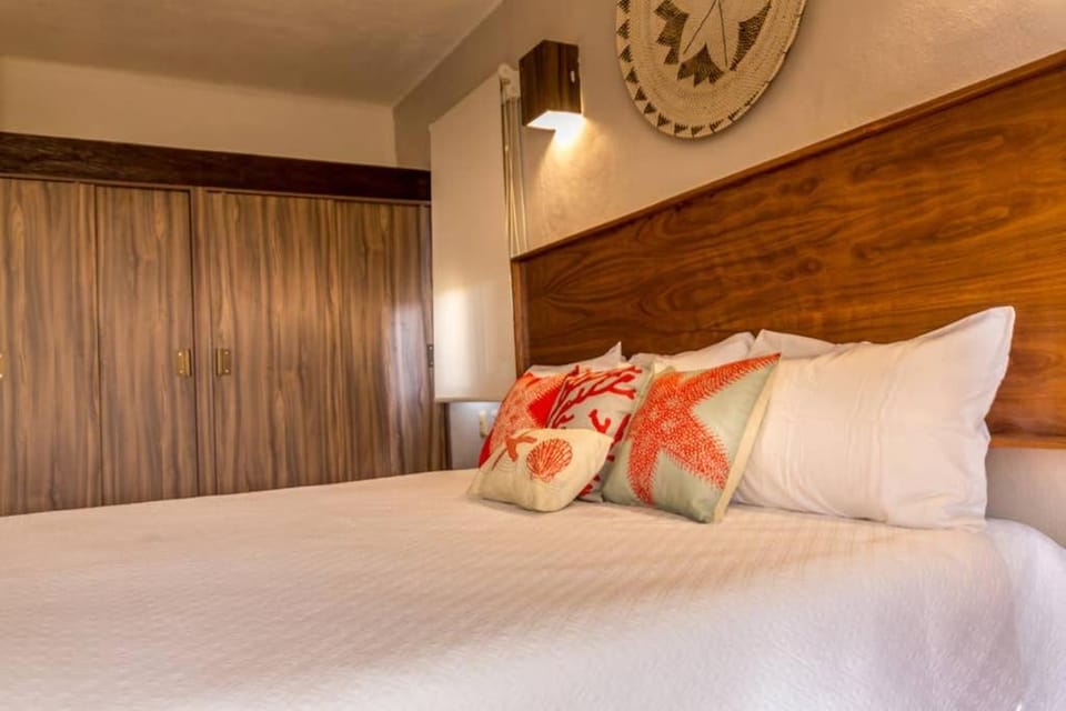Bed, Photo of the whole room, Decorative detail, Bedroom