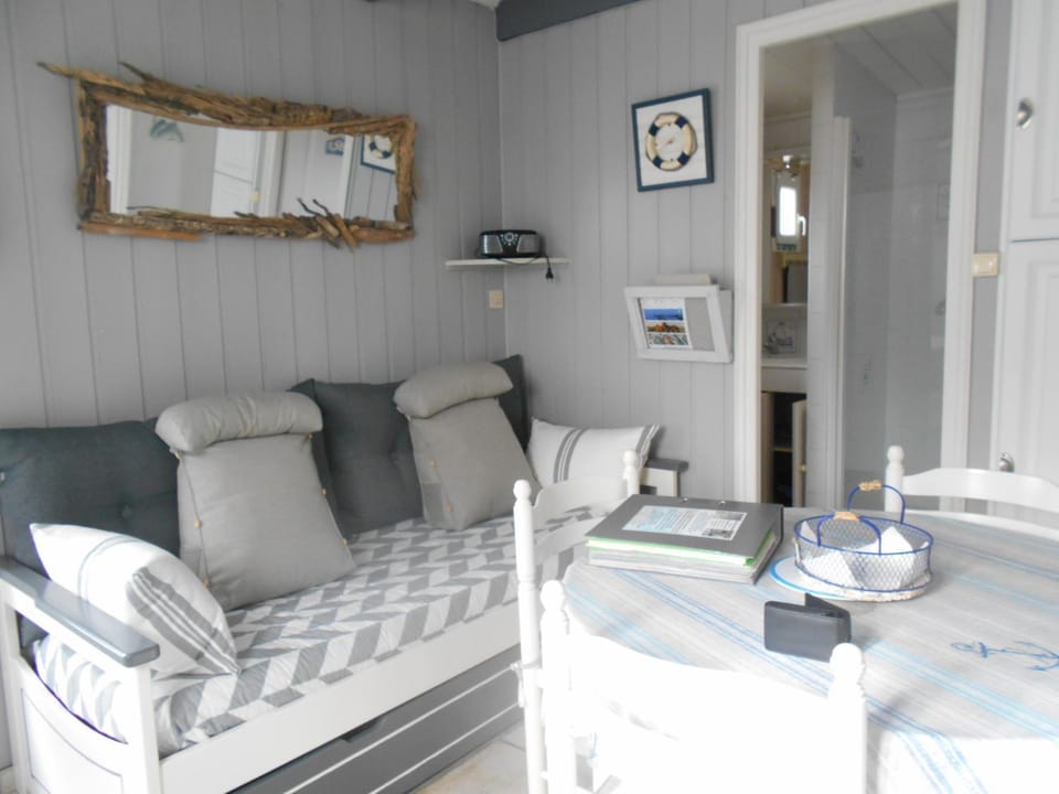 Property building, TV and multimedia, Seating area, Bedroom