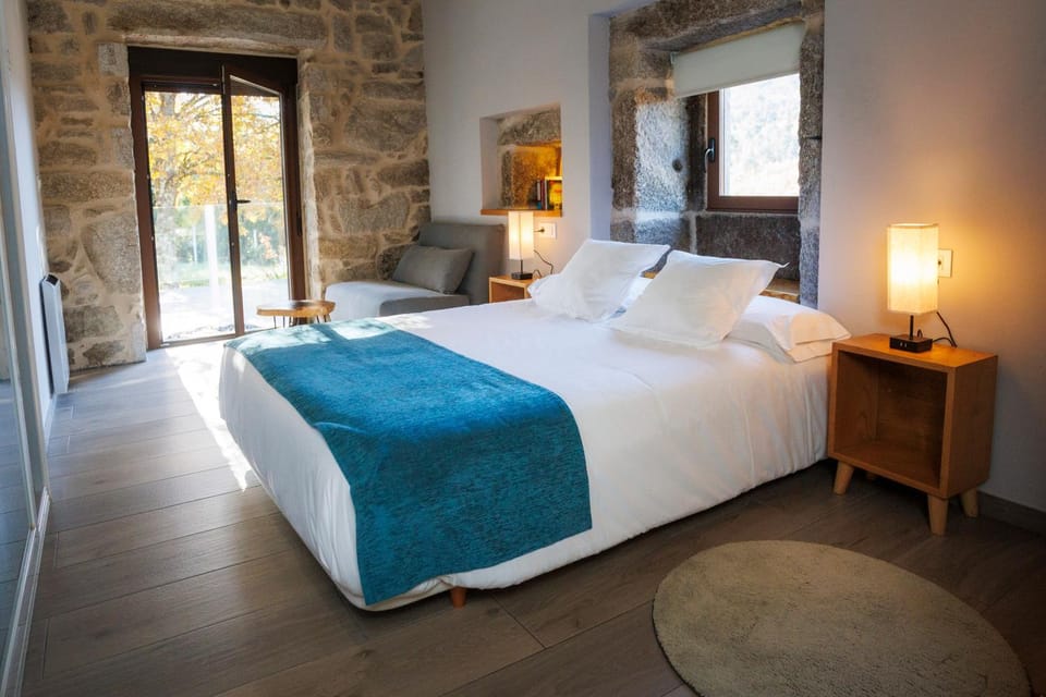 Photo of the whole room, Garden view