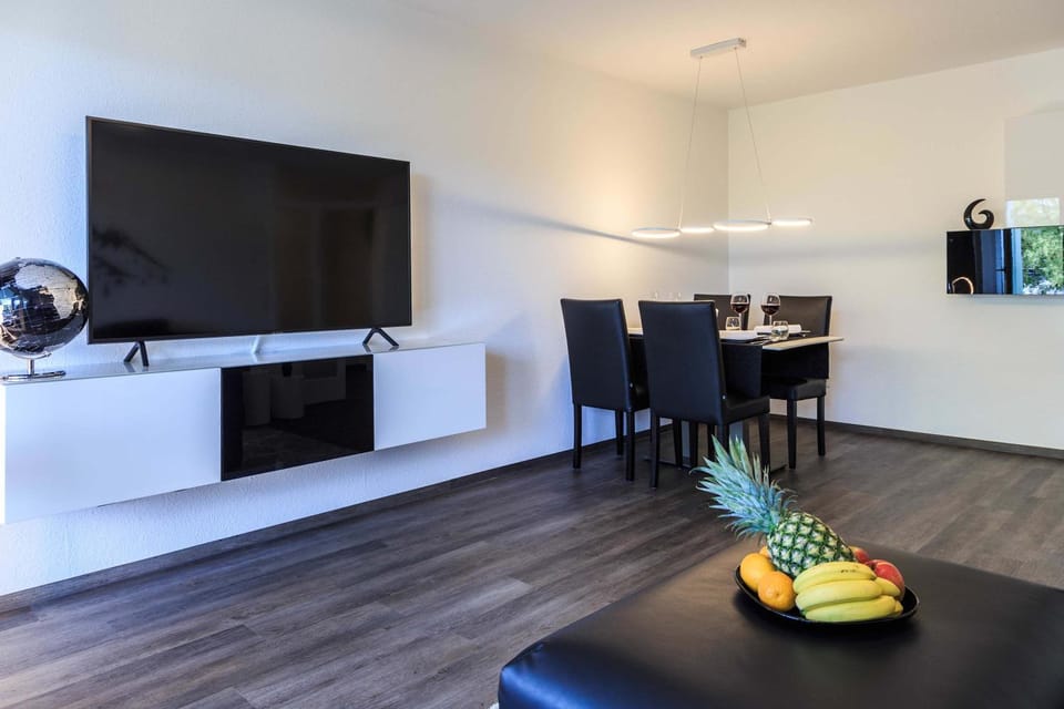 TV and multimedia, Living room, Seating area, Dining area