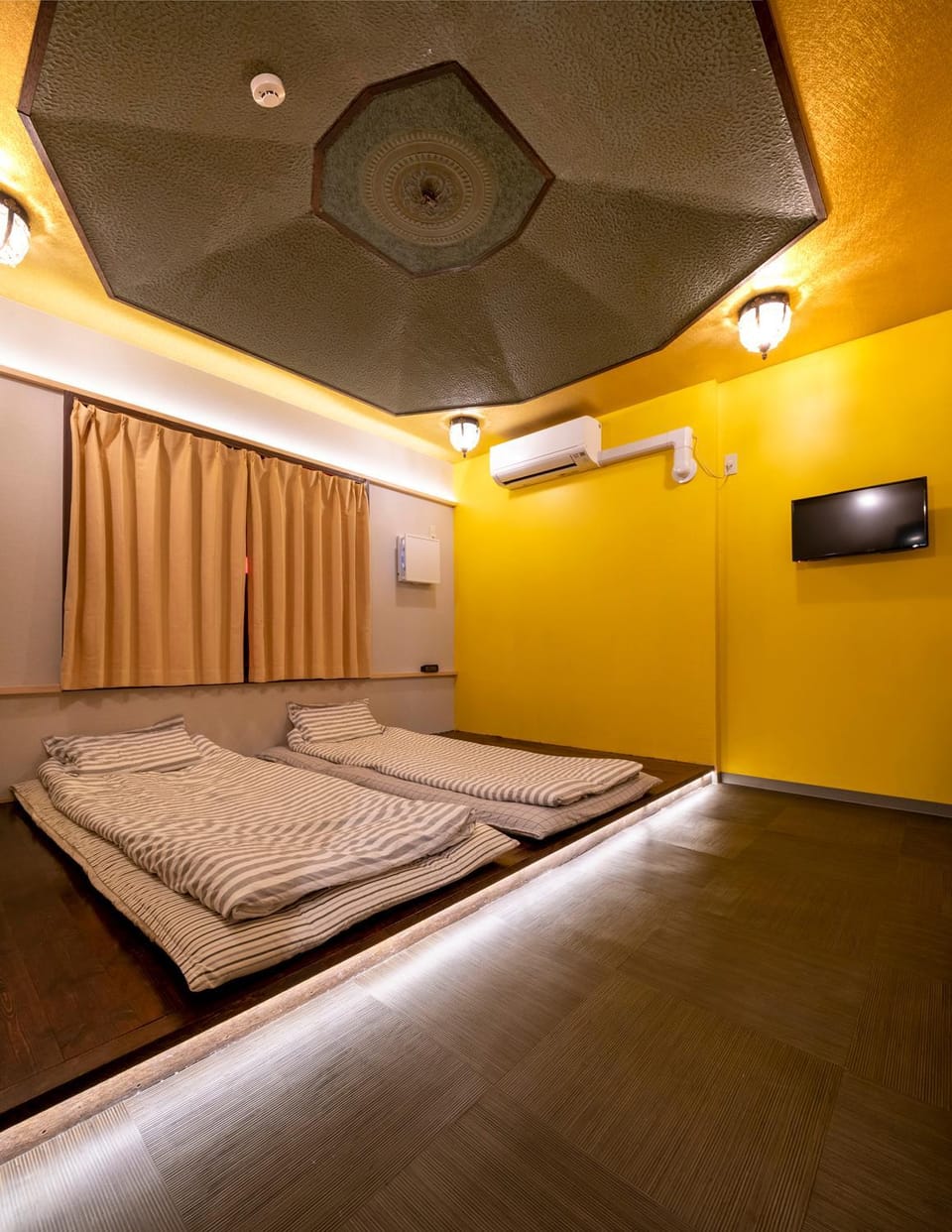 Bed, Photo of the whole room, Decorative detail, Bedroom