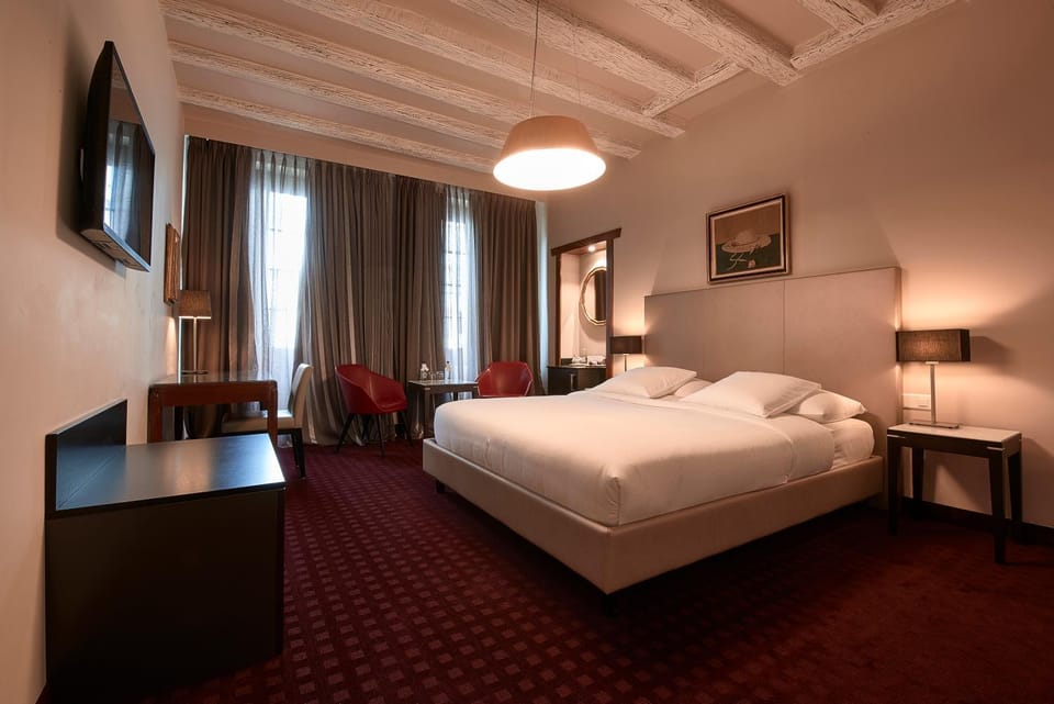 Bed, TV and multimedia, Photo of the whole room, Bedroom