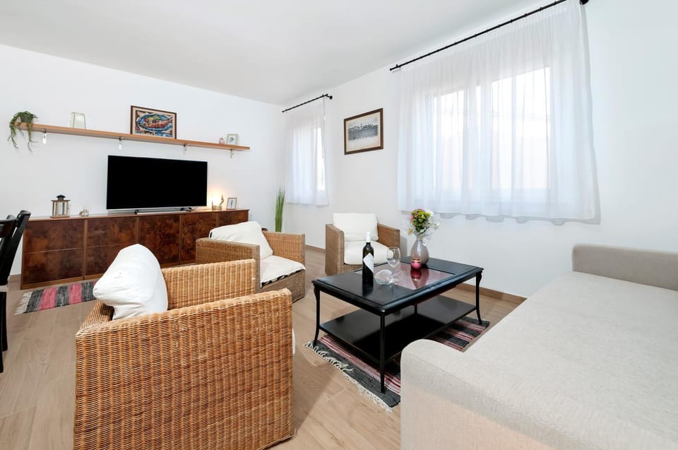Communal lounge/ TV room, TV and multimedia, Living room, Seating area