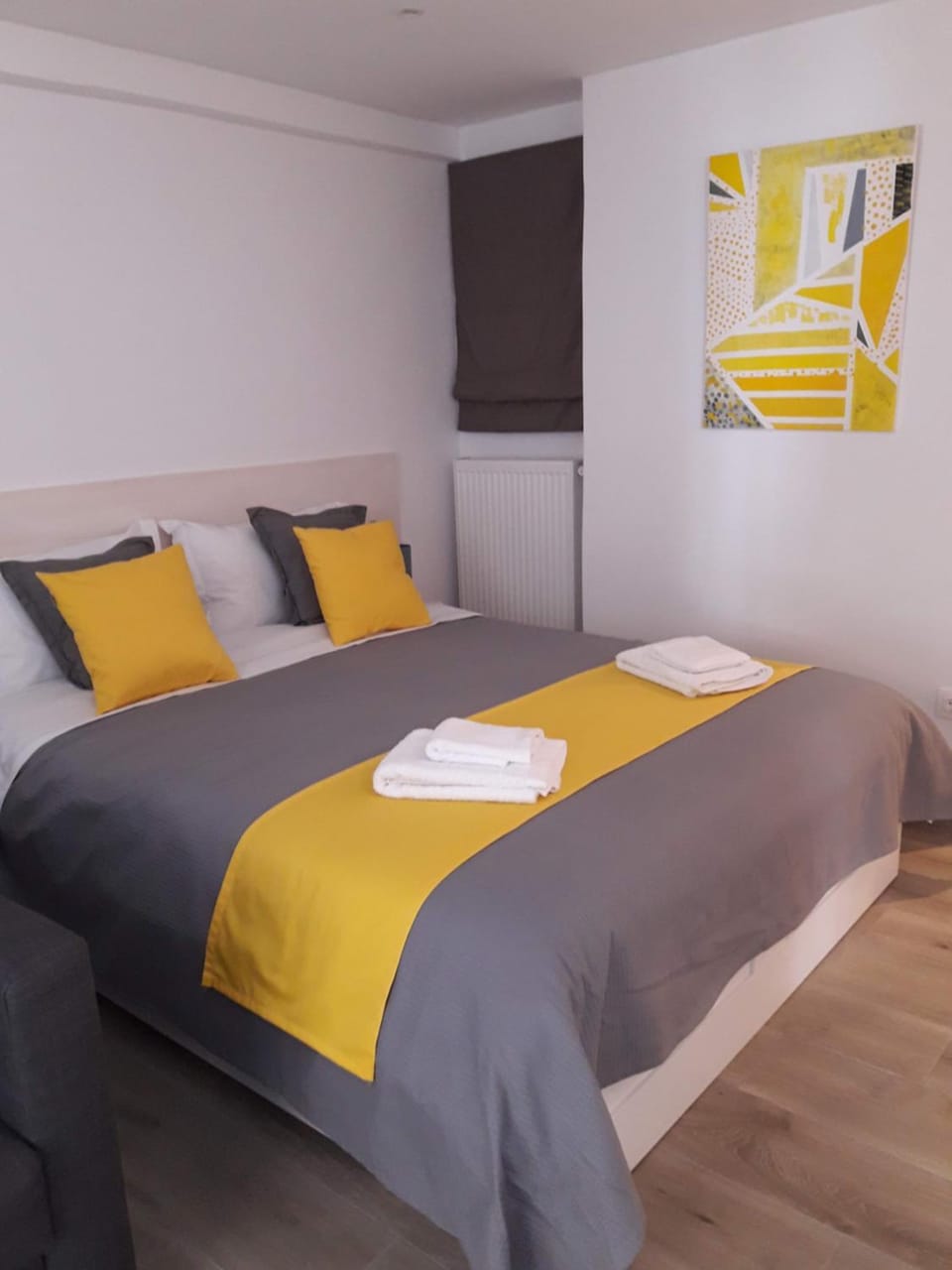 Bed, towels
