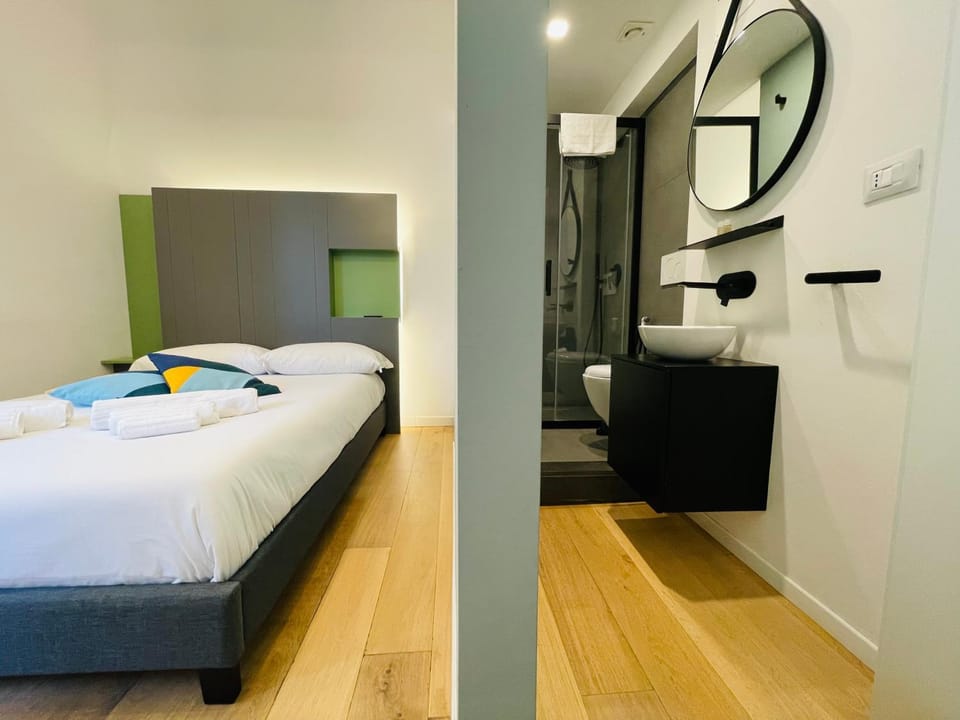 Shower, Bed, Bathroom, Balcony/Terrace, Photo of the whole room, Bedroom, bidet, soundproof, towels