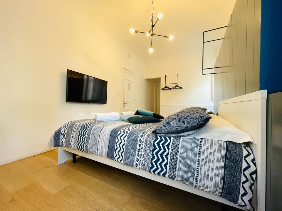 Bed, TV and multimedia, Photo of the whole room, Bedroom, minibar, towels