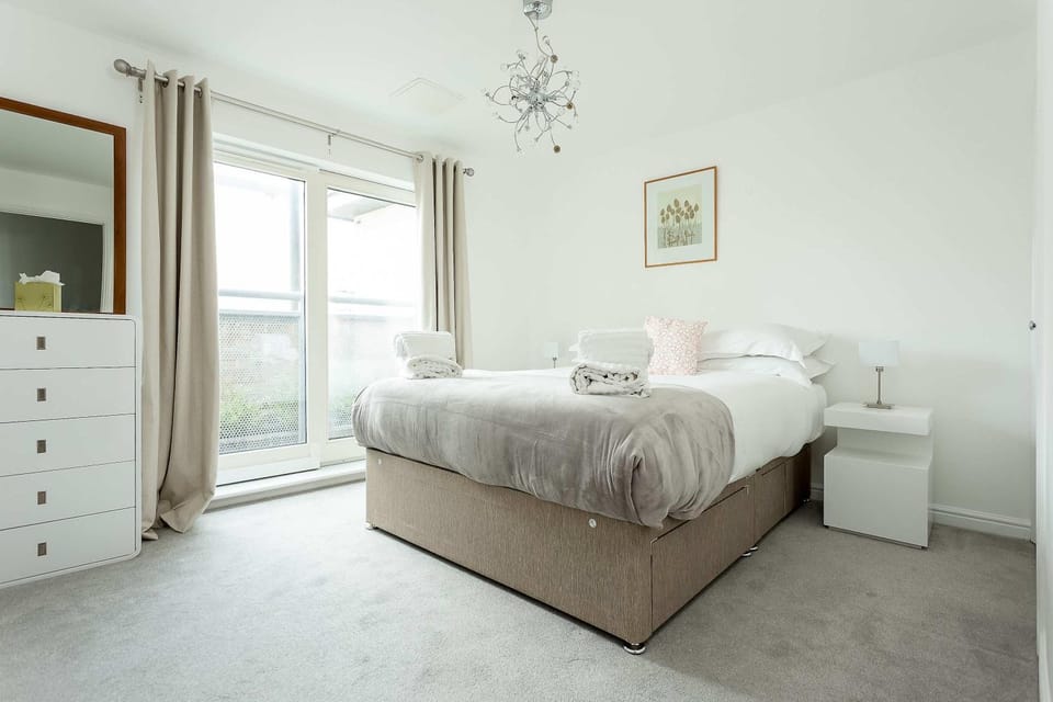 Beach Point - Stunning Harbour Views from Balcony Apartment in Poole