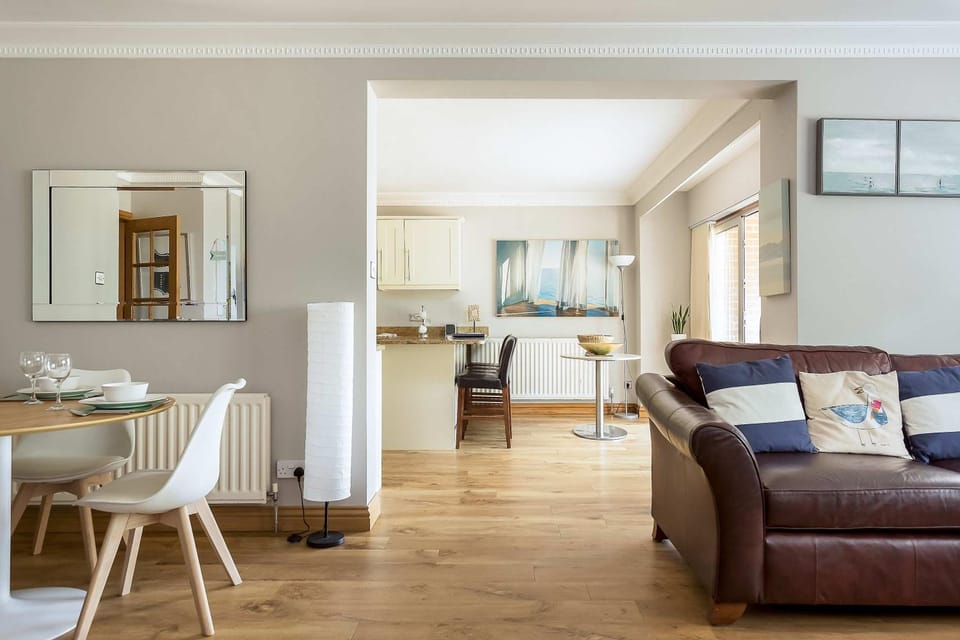 Sandy Shores - Moments from Blue Flag Sandbanks Beach Apartment in Poole