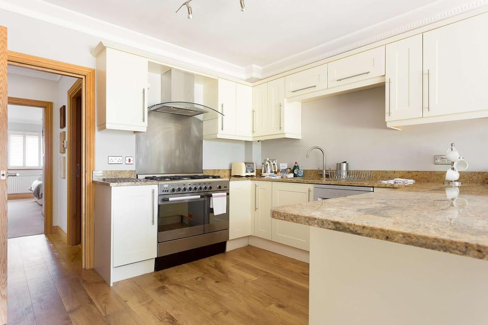 Sandy Shores - Moments from Blue Flag Sandbanks Beach Apartment in Poole