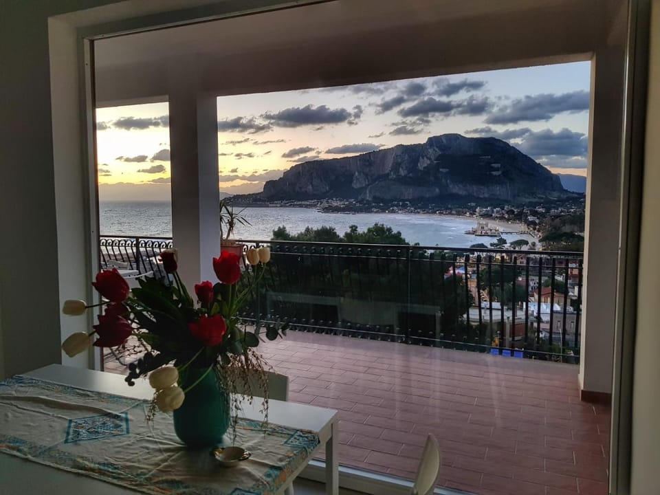 Dining area, Mountain view, Sea view
