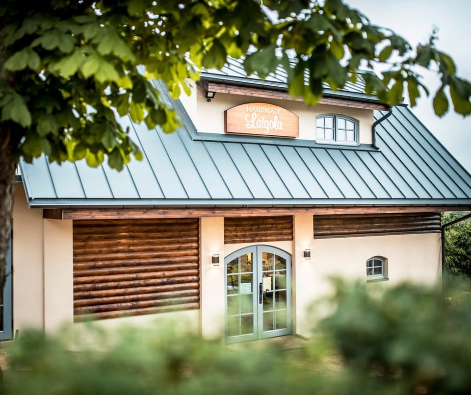 Property building, Facade/entrance, Property logo or sign, Business facilities, Meeting/conference room